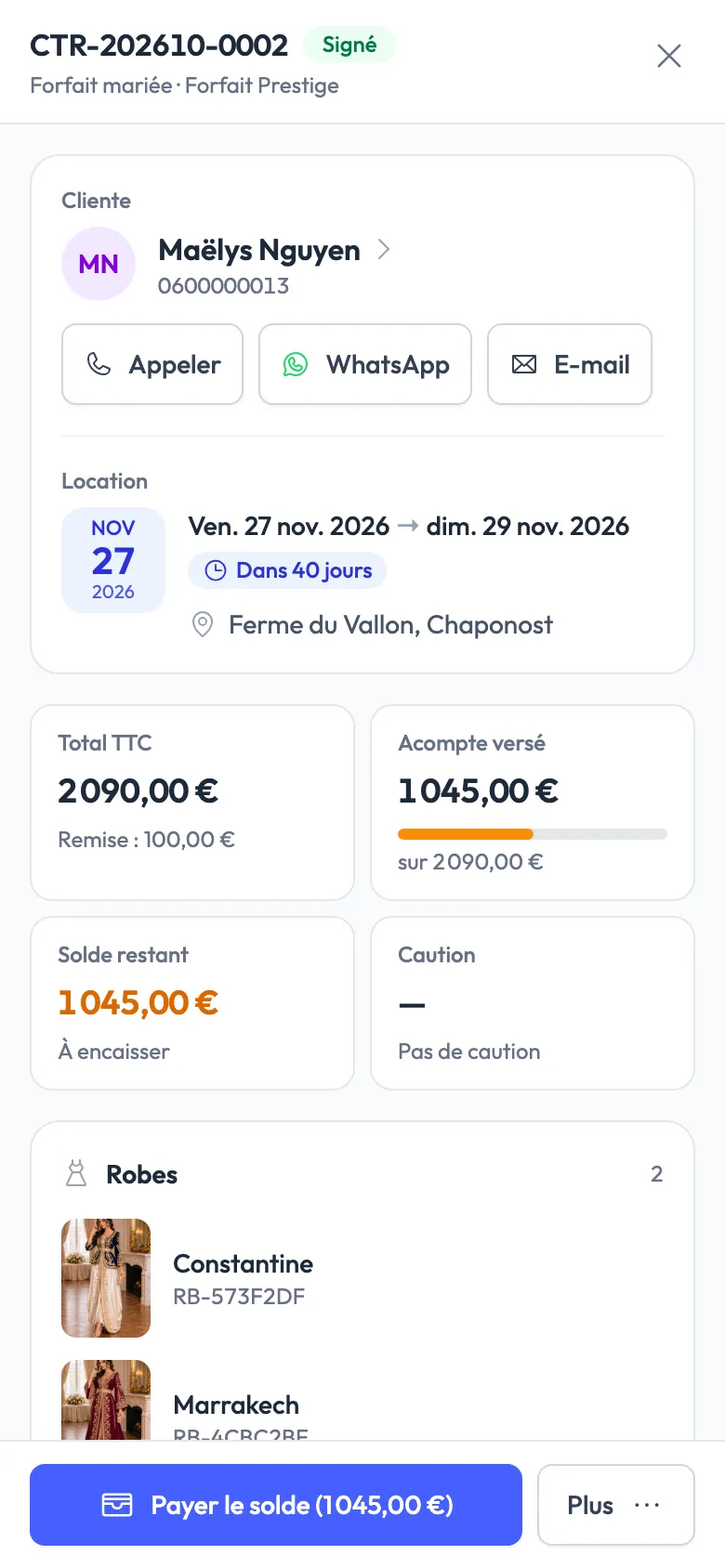Détail d'un contrat signé sur téléphone : acompte versé, solde restant, tenues réservées